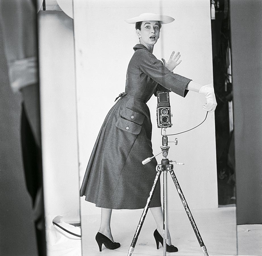 La mannequin Doriane en robe de flanelle grise de Jacques Fath se prend en photo. « Isoscope » — c'est le nom de ce miroir de vérité inventé par Jean Corbeil avec l'appui du célèbre professeur Chrétien