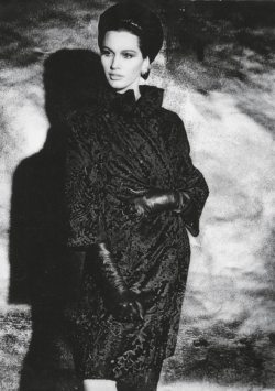 La mannequin Pia Kazan dans un manteau noir en astrakan