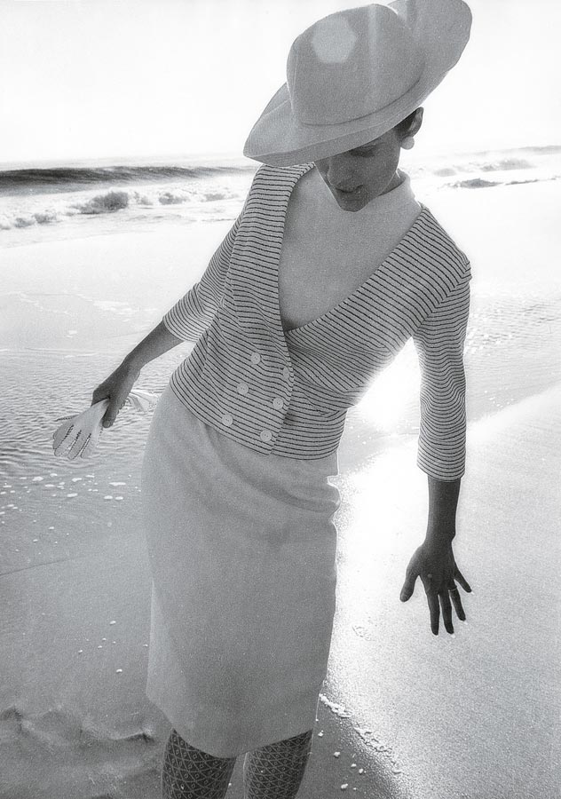 Pia Rosselli au bord de l'eau, photo de mode pour Harper's Bazaar