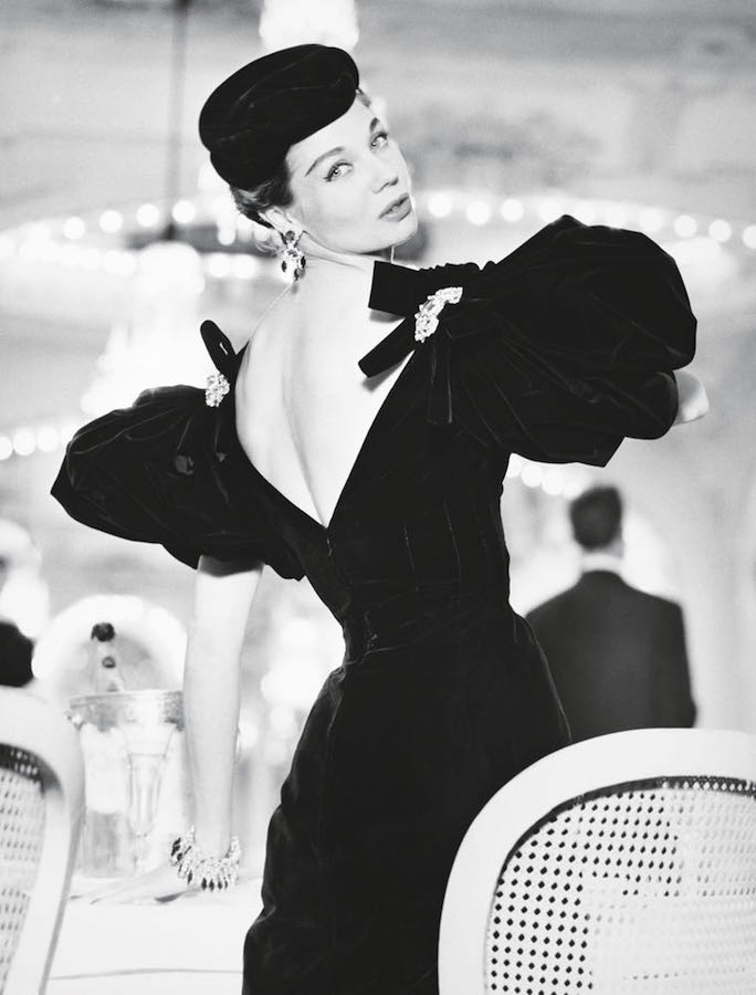 La mannequin Enid Boulting porte une robe de velours noir de Jacques Fath. Photographie extraite du Elle du 5 septembre 1955 prise par Lionel Kazan.