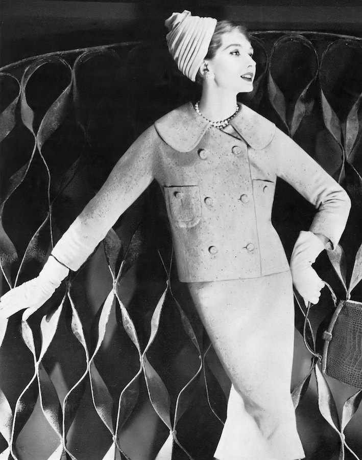 Le mannequin Jessica Ford porte une ensemble de Lilli Ann et un turban Amrose