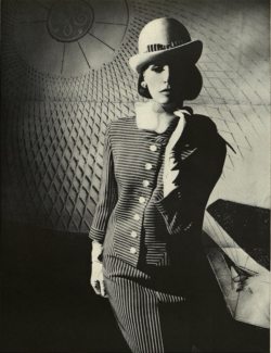 Devant le General Electric Building de New York City, Denise Sarrault porte une veste Pattulo-Jo, un chapeau Emme, des gants Crescendoe-Superb.