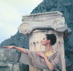 La mannequin Barbara Mullen de profil devant une colonne ionique grecque. Photographie inédite extraite de la série 