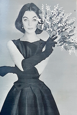 La mannequin américaine Ivy Nicholson habillé en Jean Patou portant un bouquet de muguet.